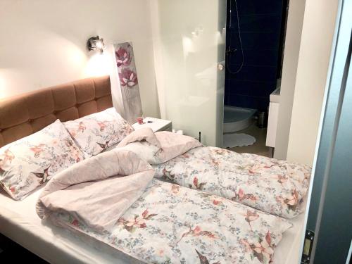 Un dormitorio con una cama con flores. en Gdańsk by the river, en Gdansk