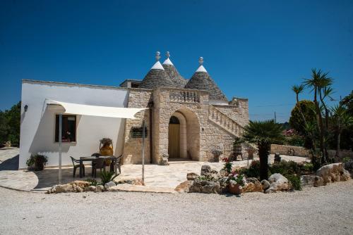 a building with a table in front of it at Agriturismo Grotta Di Figazzano in Cisternino
