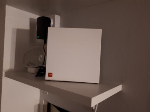 un ordinateur portable blanc assis sur un comptoir dans une pièce dans l'établissement Appartement Duplex, à Luchon