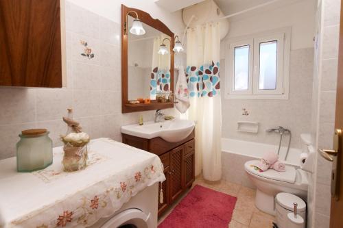 Ένα μπάνιο στο Artemis superb 2 bedroom apartment 700 m away from the beach