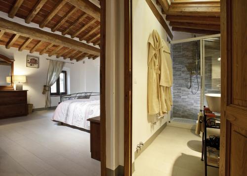 sypialnia z łóżkiem oraz łazienka z umywalką w obiekcie Villa Sofia & Spa w mieście Gaiole in Chianti