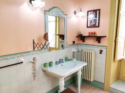 łazienka z umywalką i lustrem w obiekcie Vittorio Emanuele Rooms di Prinzi w mieście Palermo