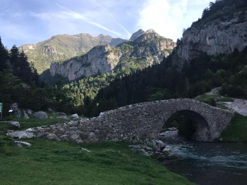 Albergue-Hostel Pirenarium, Puente de Sabiñánigo ...