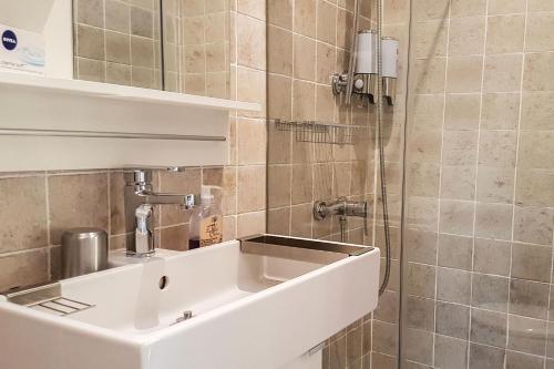 Et badeværelse på 7ti7 Telhal Studio Apartment