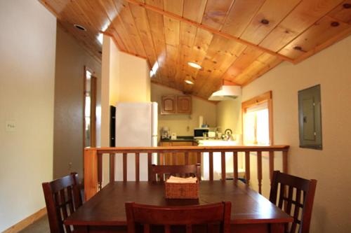 a kitchen and dining room with a wooden table and chairs at Phoenicia Lodge in Phoenicia