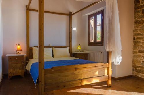 Un pat sau paturi într-o cameră la Alexis New Villas