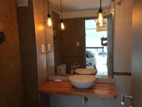 Baño con 2 lavabos y espejo en Design Apart, en Montevideo