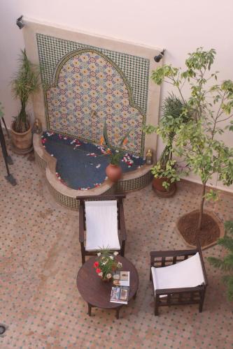 una vista dall'alto di una stanza con piante e tavoli di Riad Cannelle a Marrakech