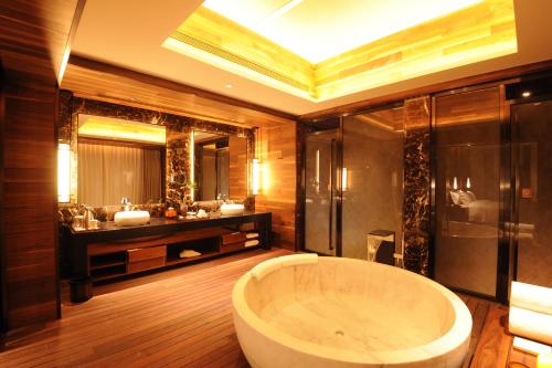 Ett badrum på Jinshuo Holiday Hotel