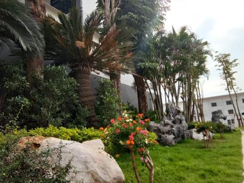 Κήπος έξω από το Namthong Nan Hotel