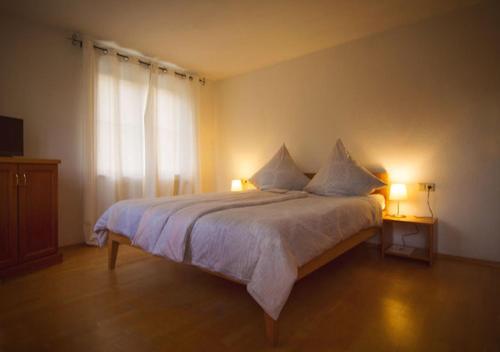 מיטה או מיטות בחדר ב-Fuchsenlohe