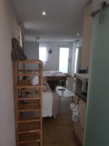 ein kleines Zimmer mit einem Etagenbett und einem Schlafzimmer. in der Unterkunft Bodensee Ferienwohnung Claudia 1 in Friedrichshafen