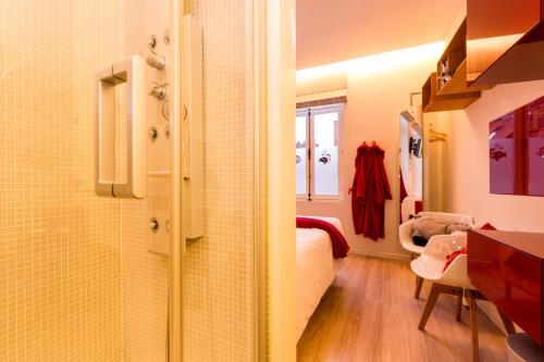 een kleine kamer met een bed en een badkamer bij B&B Asinello in Brugge