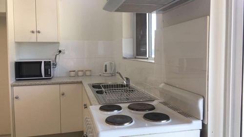 A kitchen or kitchenette at Capel Short-Stay Accommodation