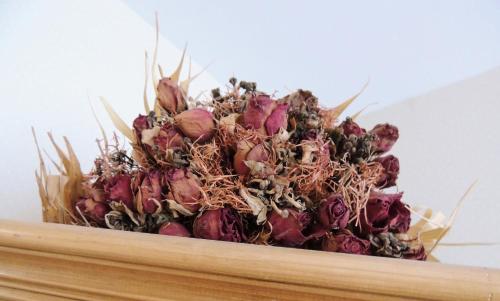 a pile of dried flowers sitting on a shelf at L'ANCIENNE FORGE in Gaillac-dʼAveyron