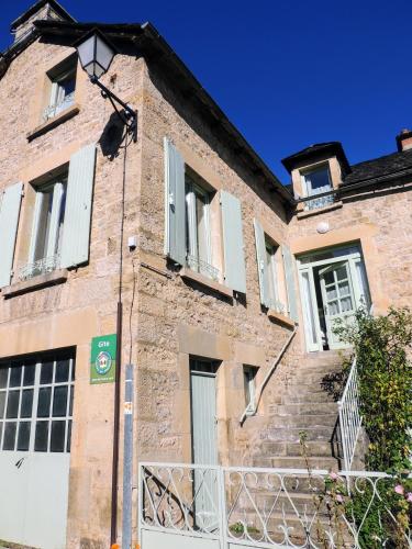 a brick building with stairs leading up to it at L'ANCIENNE FORGE in Gaillac-dʼAveyron