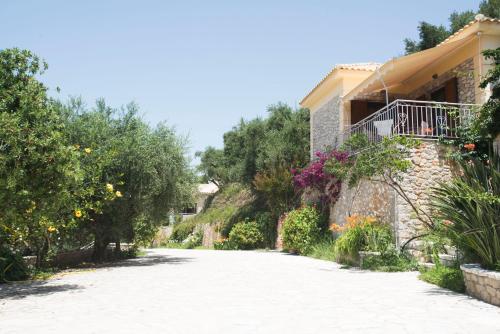 Κήπος έξω από το Panorama Gialovas