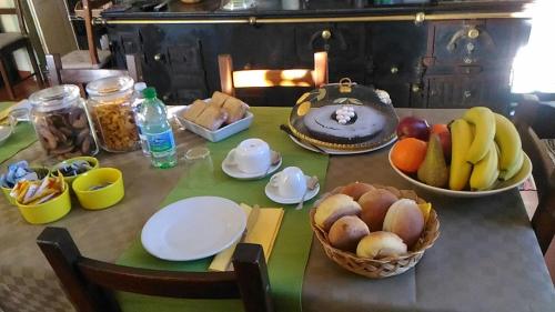 a table with a bowl of fruit on top of it at A casa di Tommy B&B in Acireale