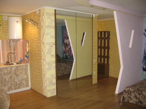 Zimmer mit Glasschiebetür in einem Zimmer in der Unterkunft Уютная квартира ФЕНТЕЗИ in Krywyj Rih