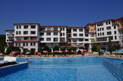 Πισίνα στο ή κοντά στο Harmony Hills Family Apartments