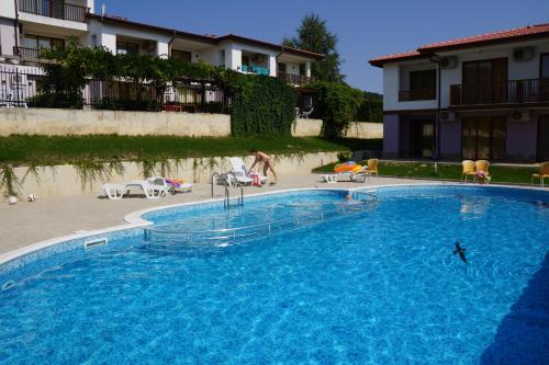 Πισίνα στο ή κοντά στο Harmony Hills Family Apartments