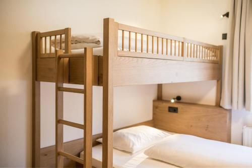 Una cama o camas en una habitación de Superior Hotel Alpenhof