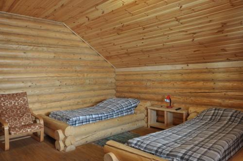 Private Villa 4 Seasons في بيرهوف: غرفة بسريرين في كابينة خشب