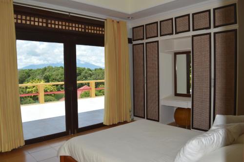 Ένα ή περισσότερα κρεβάτια σε δωμάτιο στο Porta Verde Resort Villas Caliraya