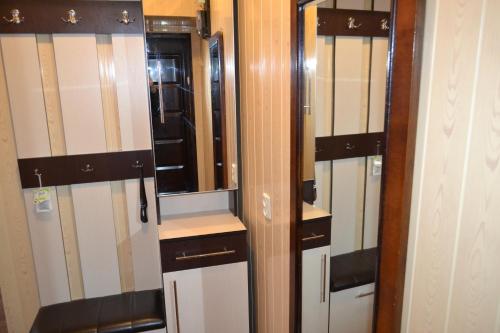 a row of four dressing rooms with mirrors at Apartment on Kniaziv Koriatovychiv 9 in Kamianets-Podilskyi