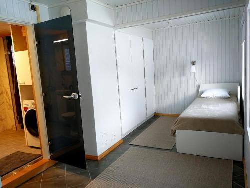 Un dormitorio pequeño con una cama y un armario. en Villa Kinos, en Utsjoki