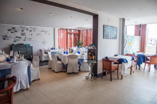 A restaurant or other place to eat at Hotel Prado Real