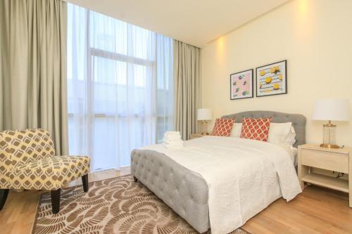 Кровать или кровати в номере Largest 2BR Family Suite w Maid's Room, City Walk