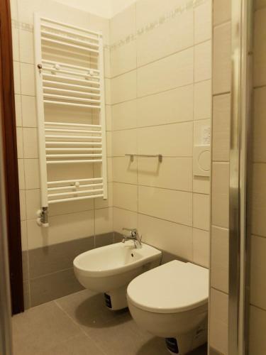 a bathroom with a toilet and a sink at Villa Lorenzo primo piano in Camaiore