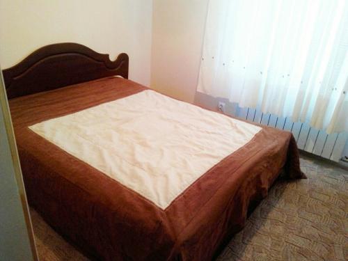 ヴィーンヌィツャにあるApartments on Gogolyaのベッドルーム1室(大型ベッド1台、木製ヘッドボード付)