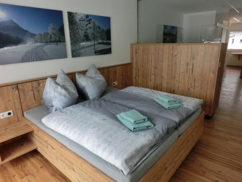 Un pat sau paturi într-o cameră la Ausblick