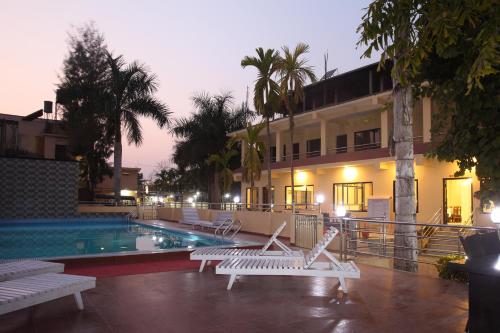 un hotel con piscina e un edificio di Hotel Rainforest a Sauraha