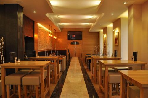 a dining room with wooden tables and chairs at Arnes Hotel Vienna in Vienna