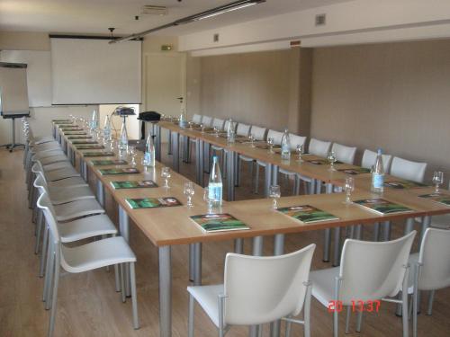 a row of tables and chairs in a room at Domaine des Dryades in Pouligny-Notre-Dame