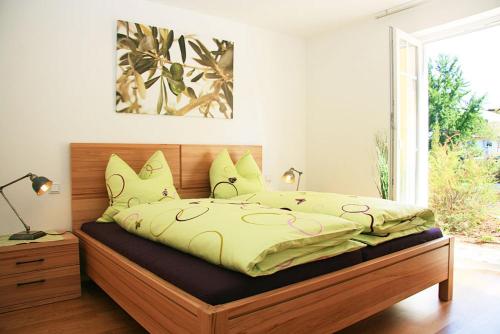 バート・クロツィンゲンにあるFerienwohnung Albertoのベッドルーム1室(黄色いシーツ付きのベッド1台、窓付)