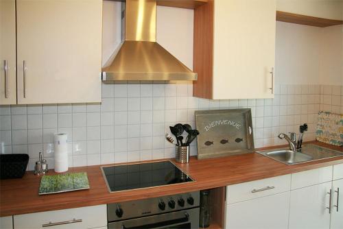 バート・クロツィンゲンにあるFerienwohnung Albertoのキッチン(シンク、コンロ付) 上部オーブン