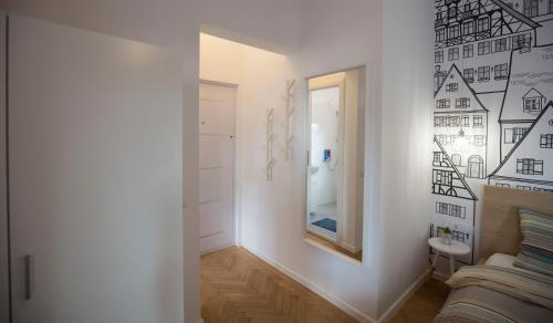 einen Flur mit einem Spiegel und einem Bett in einem Zimmer in der Unterkunft Central Up Studio in Bukarest