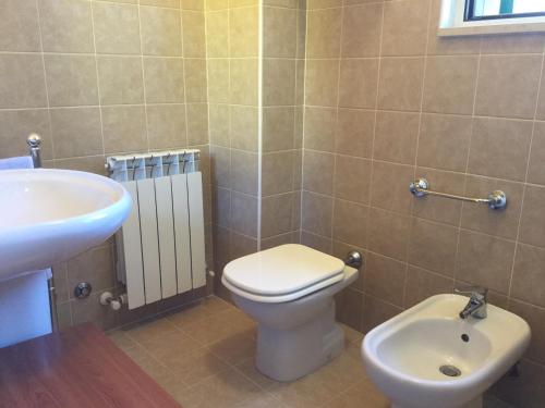 een badkamer met een wit toilet en een wastafel bij Casa Luisa in Palazzo