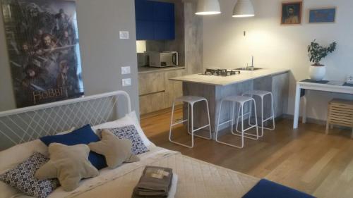 een woonkamer met een bank en een keuken bij Cinquelune Apartment in Rosà