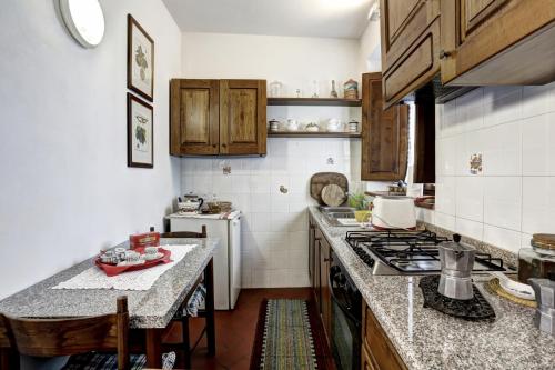 Η κουζίνα ή μικρή κουζίνα στο Country House SofiaVillas