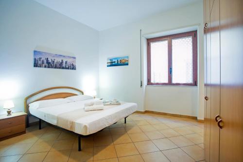 1 dormitorio con cama y ventana en Vico IV, en Gaeta