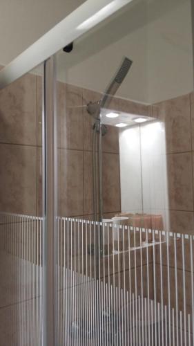 A bathroom at Heni Apartman