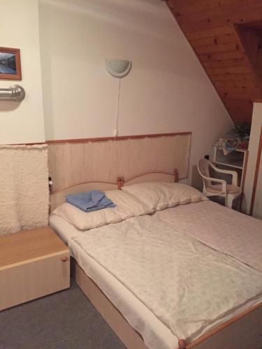 ザラカロシュにあるBodahegyi út Apartmanのベッドルーム1室(青いタオル付きのベッド1台付)