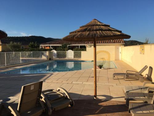 Der Swimmingpool an oder in der Nähe von Aux couleurs d'Ardèche