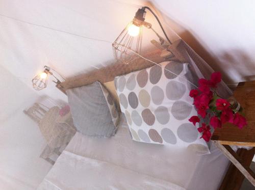 a room with pillows and a lamp on a wall at Casa da Gwen in Jericoacoara