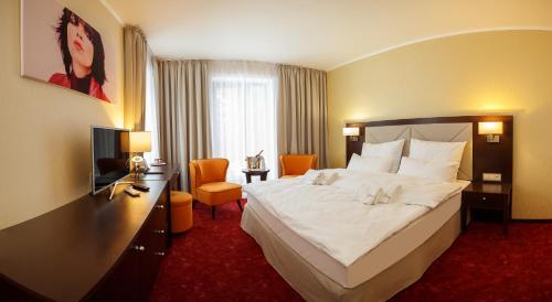 Pokój hotelowy z dużym łóżkiem i telewizorem w obiekcie Hotel Bystrá w mieście Snina